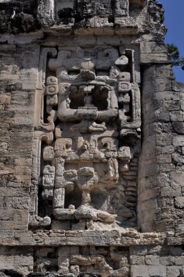 Cosmogonía y legitimación dinástica y divina en los principales edificios de las ciudades mayas