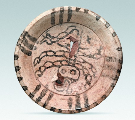 Plato policromo decorado con escorpión