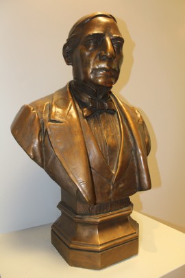 Busto del Benemérito Benito Juárez con base en pasta y madera