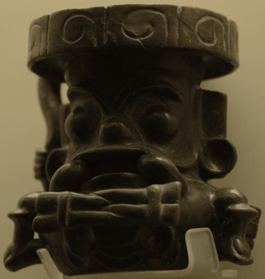 Figurilla de Tláloc con símbolo de trapecio y rayo