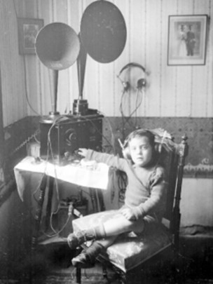 Niño con equipo radiofónico