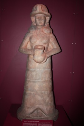 Escultura Diosa del Vaso Manante