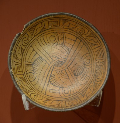 Plato con el símbolo calendárico ollin
