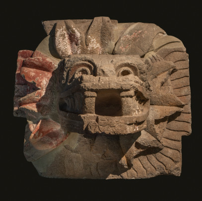 Clavo arquitectónico con la representación de una serpiente (Quetzalcoatl)