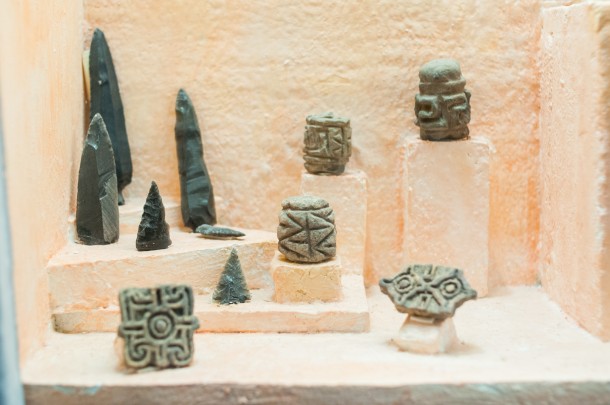 Sellos de cerámica y puntas de proyectil de obsidiana