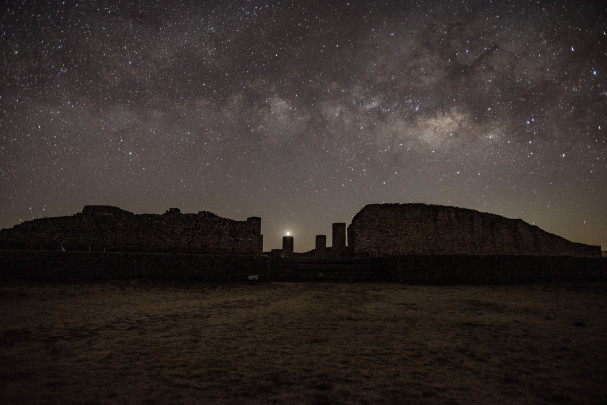 La_silueta_de_los_monumentos_de_La_Quemada_bajo_el_cielo_nocturno,_otra_perspectiva_visual_del_sitio_arqueologico_Foto_Juan_Carlos_Basabe_INAH-Zacatecas