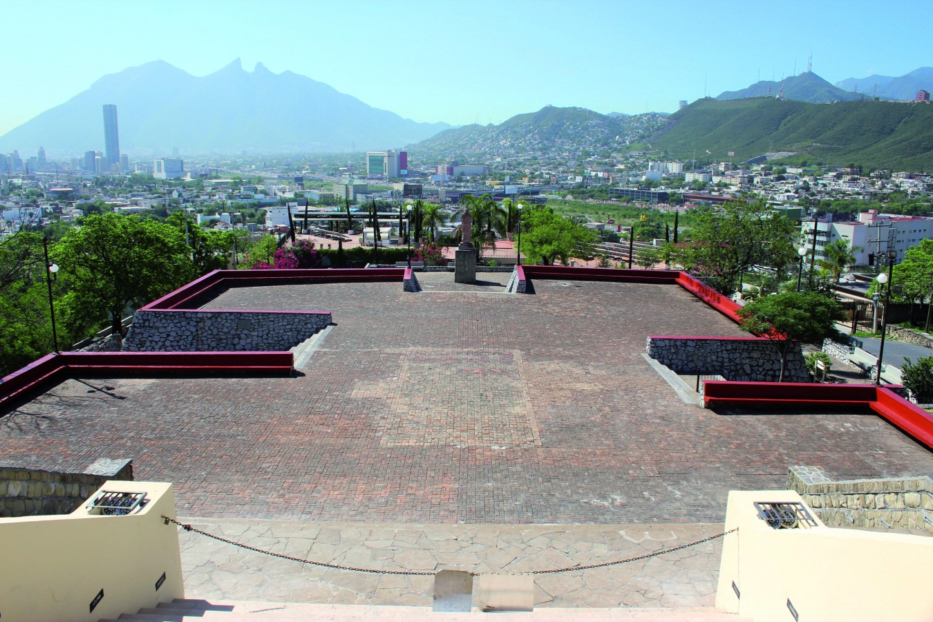 Vista general de la explanada a la ciudad de Monterrey