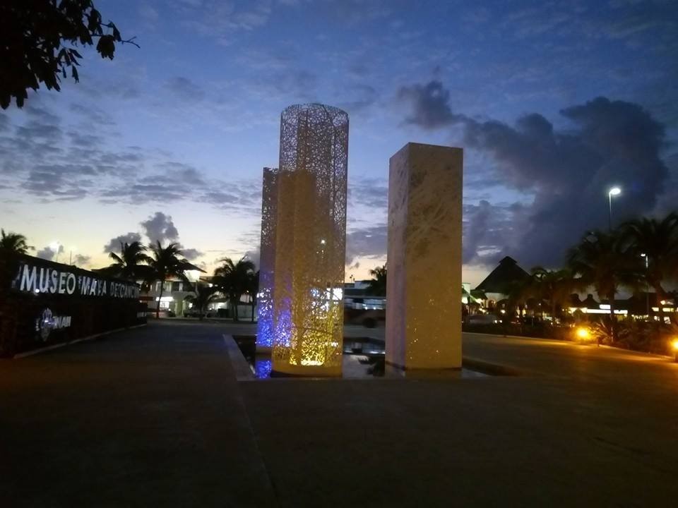 Vista nocturna del Museo Maya de Cancún