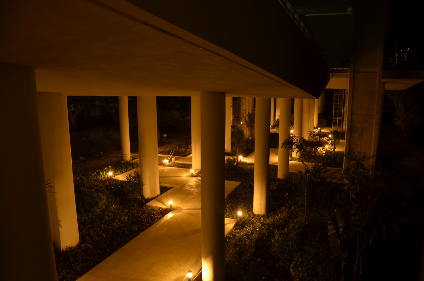 Pasillo iluminado del Museo Maya de Cancún