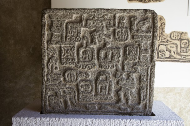 Lápida de Xochicalco: un ejemplo de escritura mesoamericana
