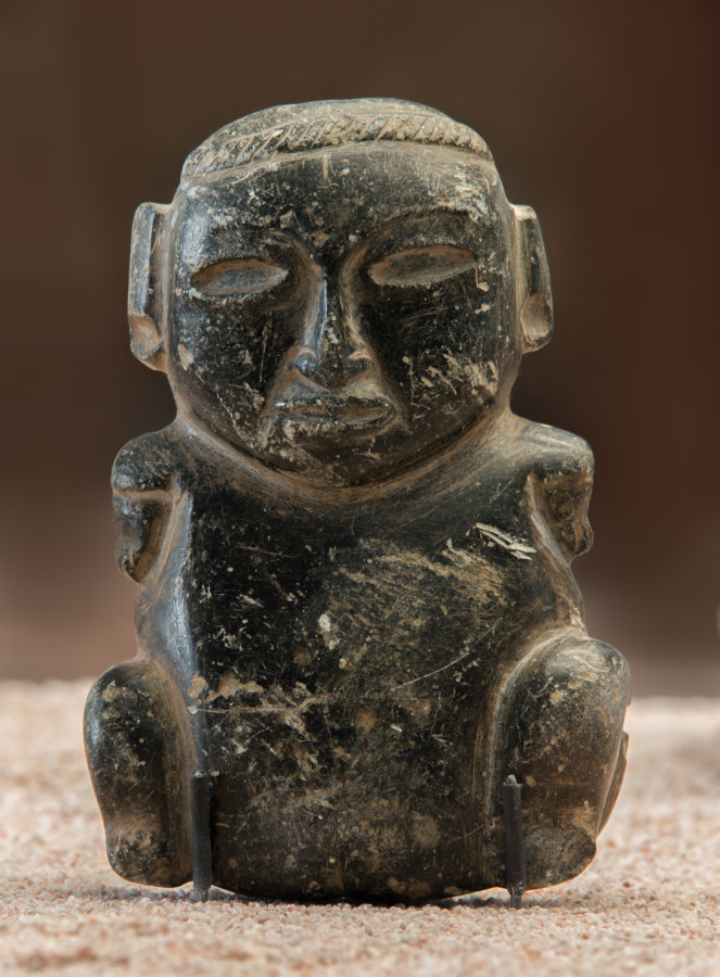 Escultura en alto relieve antropomorfa sedente, miniatura