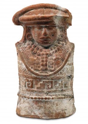 Figurilla de mujer con hipil decorado con grecas