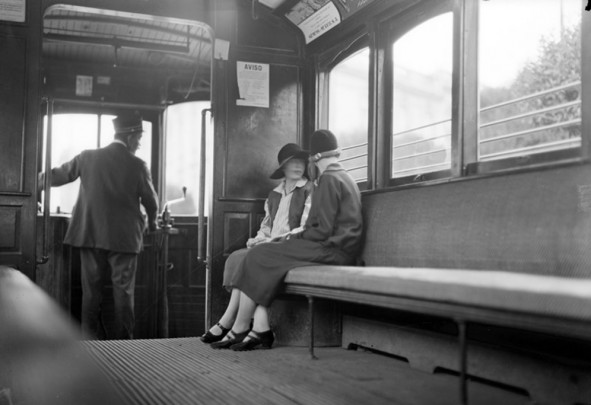 Mujeres a bordo de un tranvía