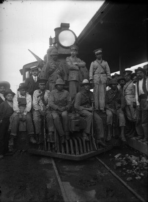 Soldados de Obregón sobre una locomotora