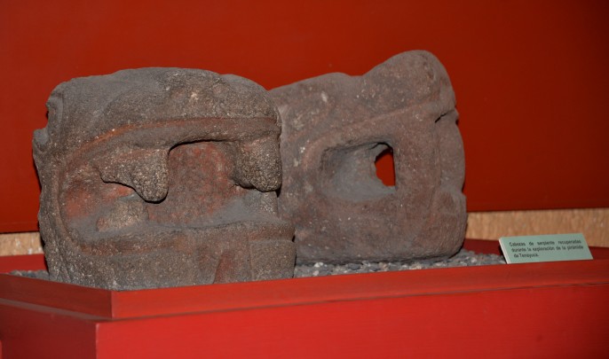 Cabezas de serpiente recuperadas durante la exploración de la pirámide de Tenayuca