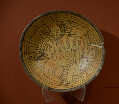 Plato con el símbolo cuauhtli (águila)