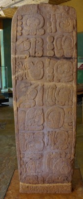 Estela con inscripción glífica