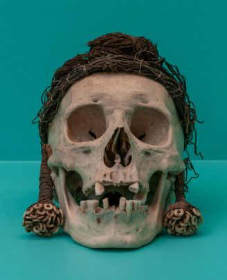 Cráneo Antropomorfo Ataviado (Tlacoyal y flores "pendientes")