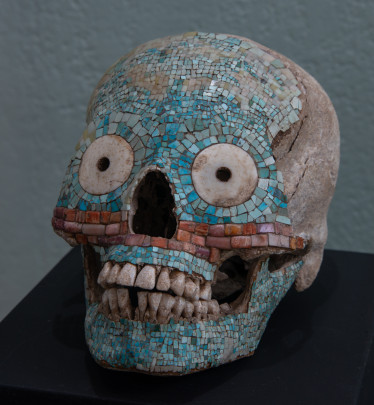Cráneo antropomorfo, decorado con concha, coral y turquesa