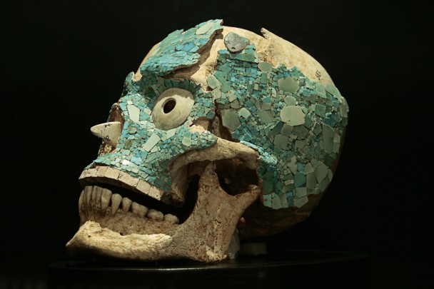 Cráneo decorado con turquesas