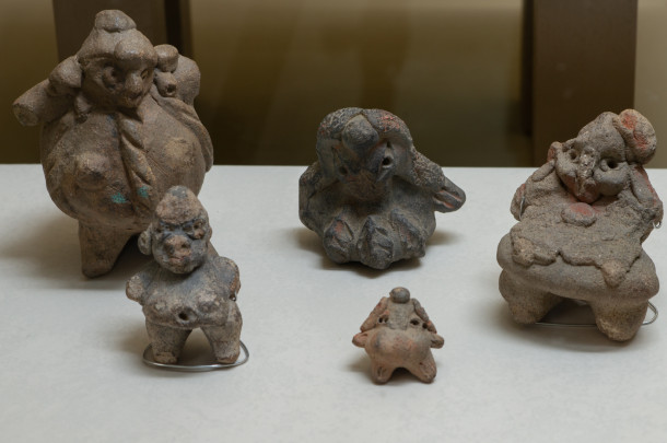 Figurillas olmecas, con cabezas que portan figuras circulares.