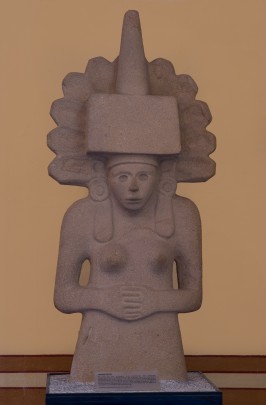 Escultura mítica Tlazoltéotl, diosa de la fertilidad