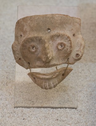 Máscara antropomorfa con boca articulada