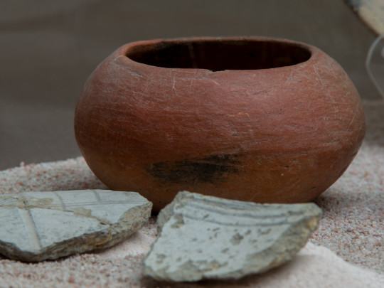 Tecomate y fragmentos de cerámica Canoas White