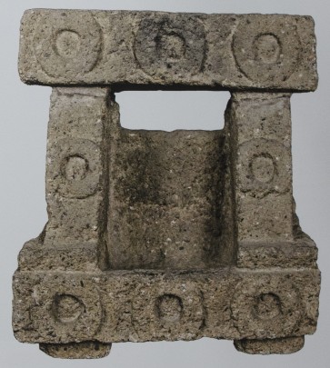 Representación de un trono enmarcado con chalchihuites