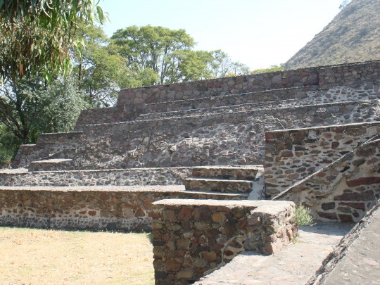 Basamento piramidal y tumbas