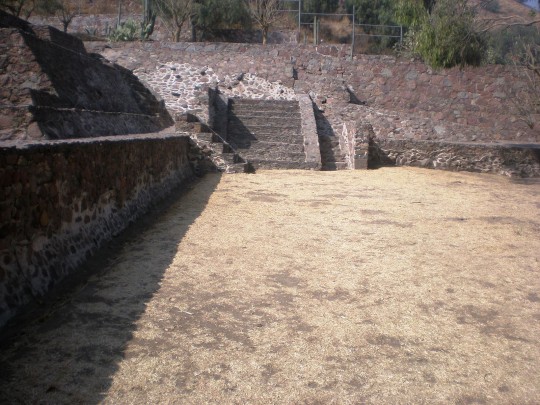 Basamento piramidal y tumbas