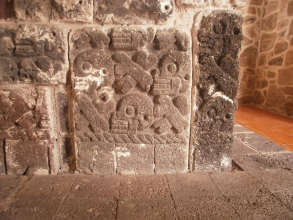 Figure 3. Square with the representation of skulls and crossed bones (omicallo).