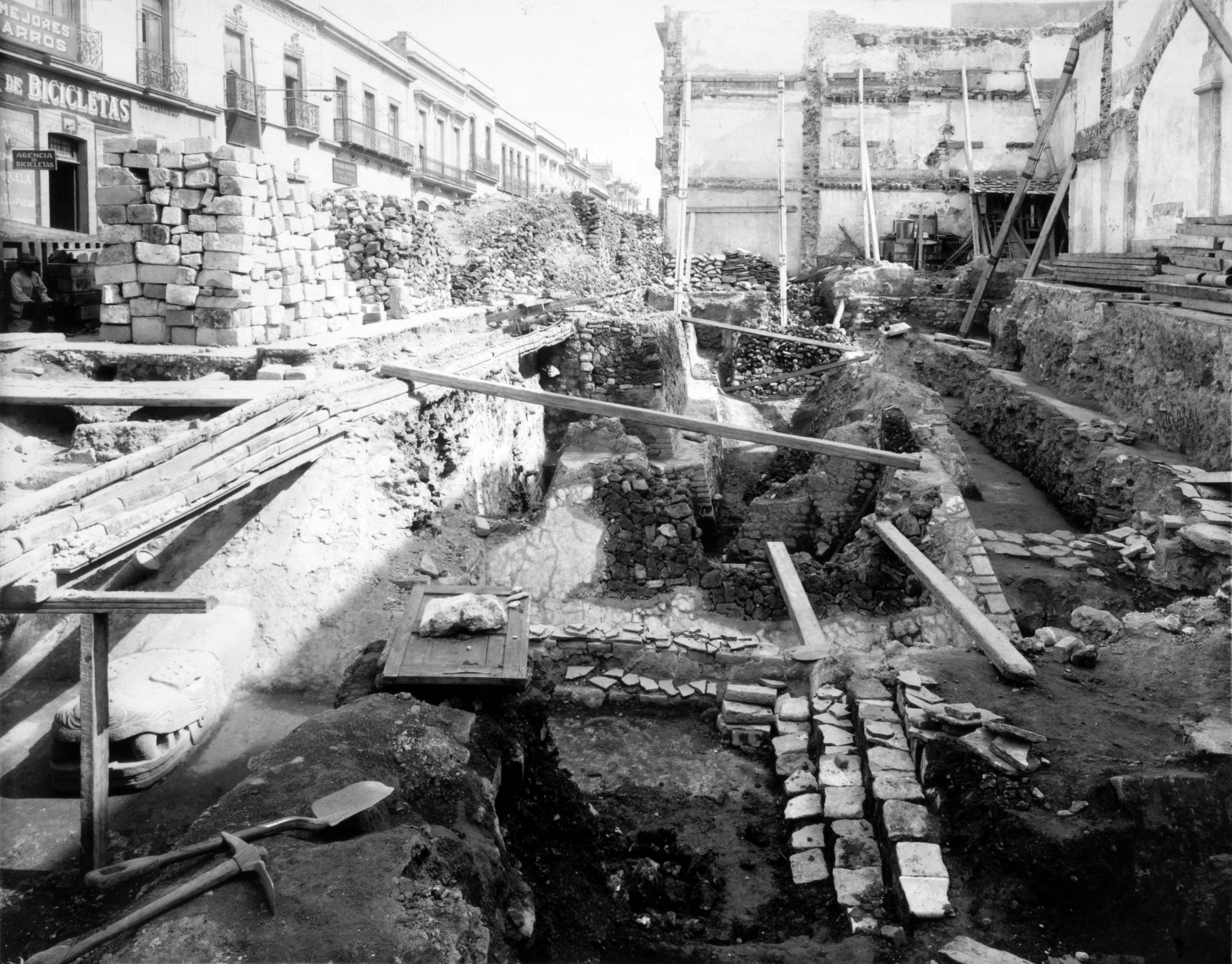 La esquina suroeste del Templo Mayor, descubierta por Manuel Gamio en 1914