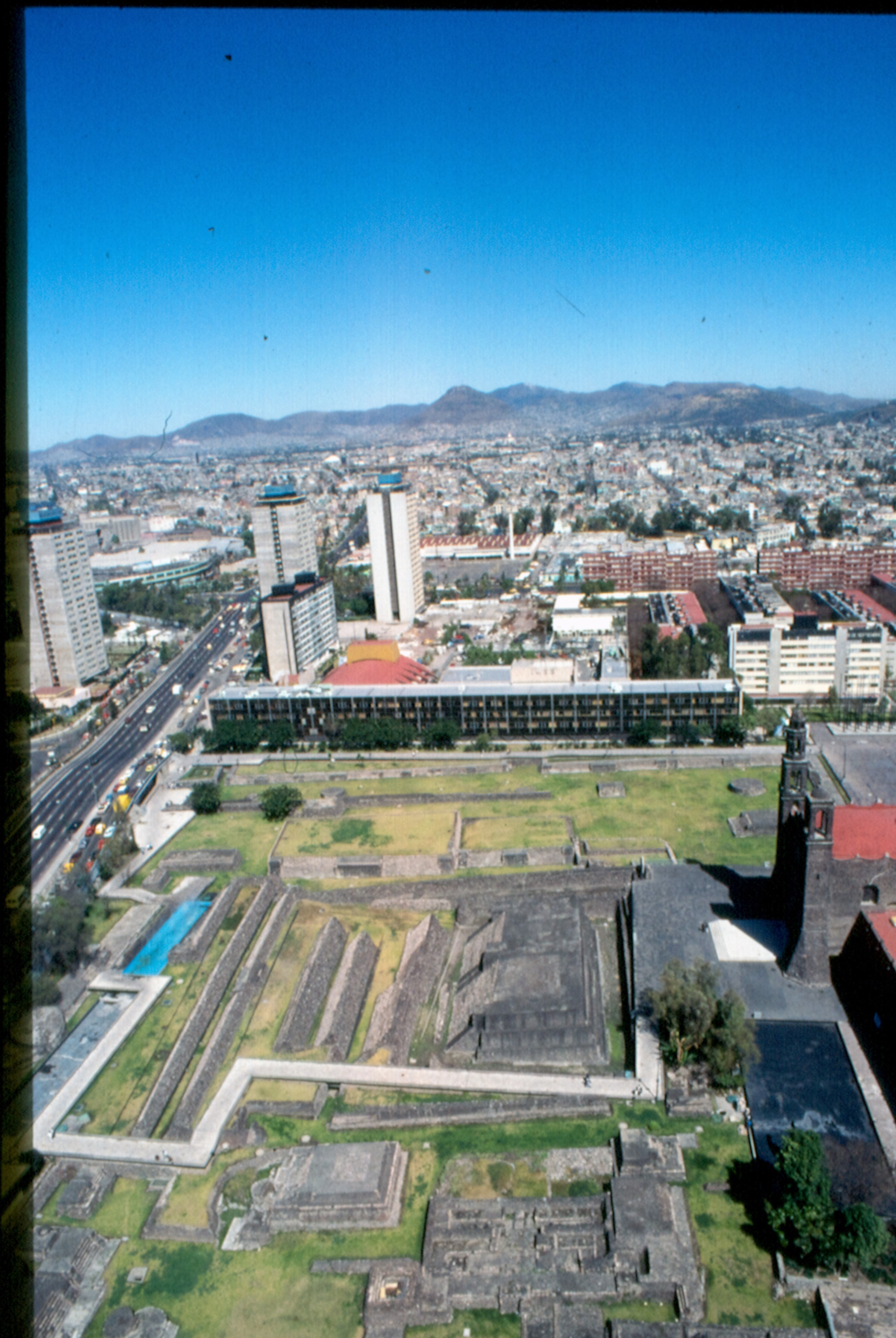 Vista aérea de sur a norte de la zona arqueológica Tlatelolco