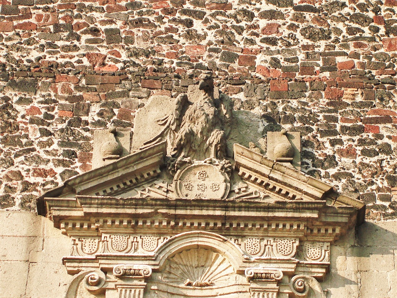 Vista del frontis norte de la iglesia de Santiago Tlatelolco
