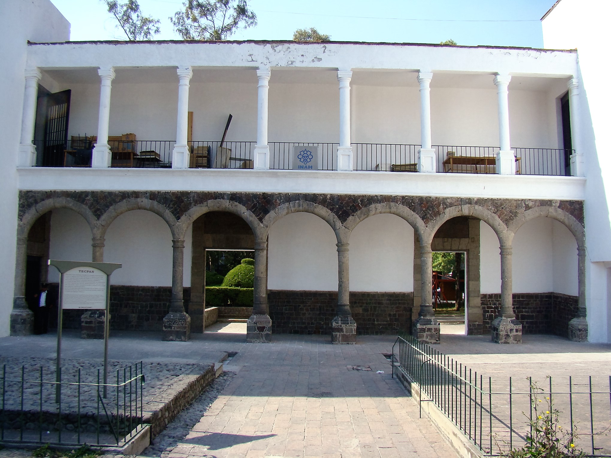 Vista del patio interior del Tecpan con su arcada de 7 vanos del siglo XVI