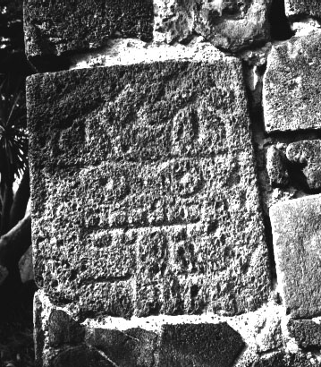 Detalle del rostro de Tlaltecuhtli empotrado en el ábside de la Iglesia de Santiago. Siglo XVI