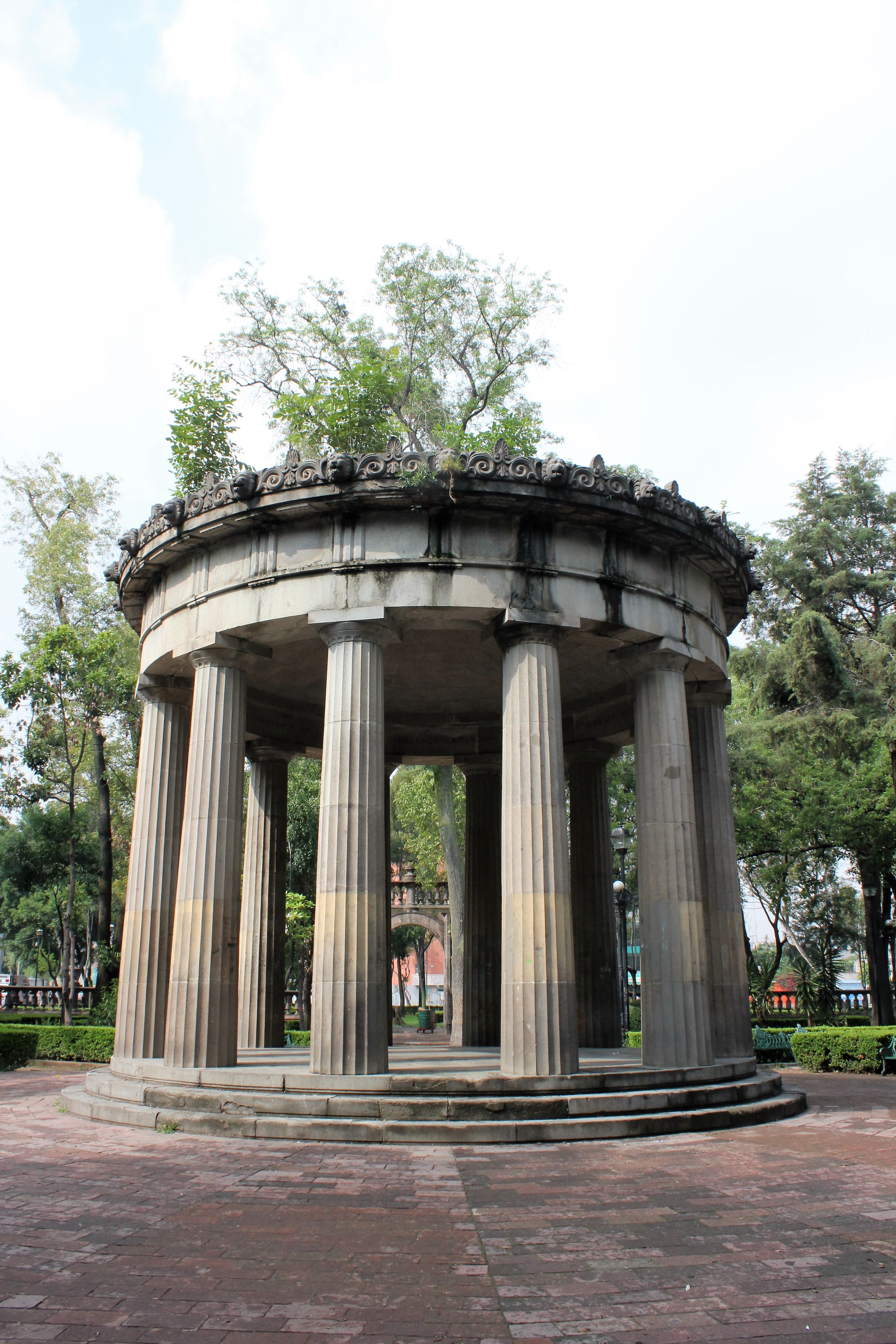 Obelisco al centro del Jardín Santiago