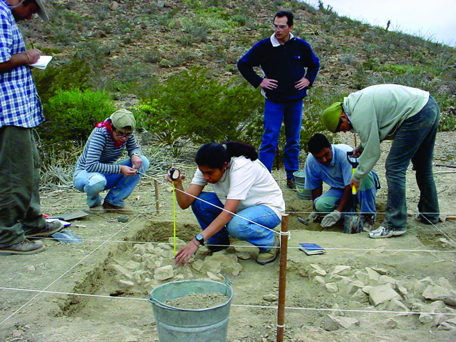 Exploration of "fogones" (semi-subterranean ovens where they cooked food and agaves) carried out as part of the 2001 season of the Archeology Project in Nuevo León