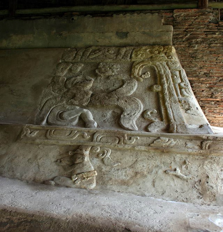 Decoración arquitectónica de la fachada sur del Tempo VII