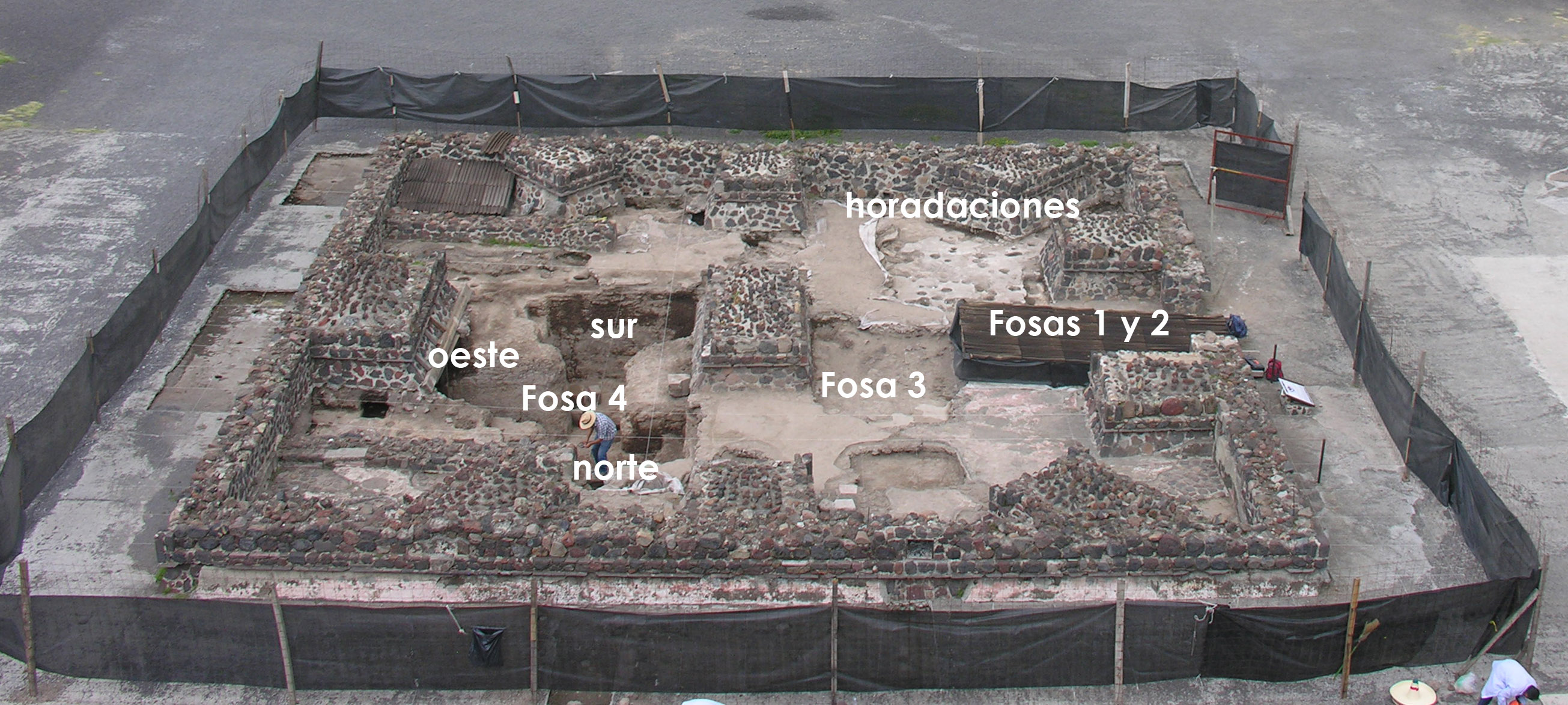 Vista general de la Estructura A desde la plataforma adosada a la Pirámide de la Luna. Se observa el sistema de fosas y las horadaciones en el piso
