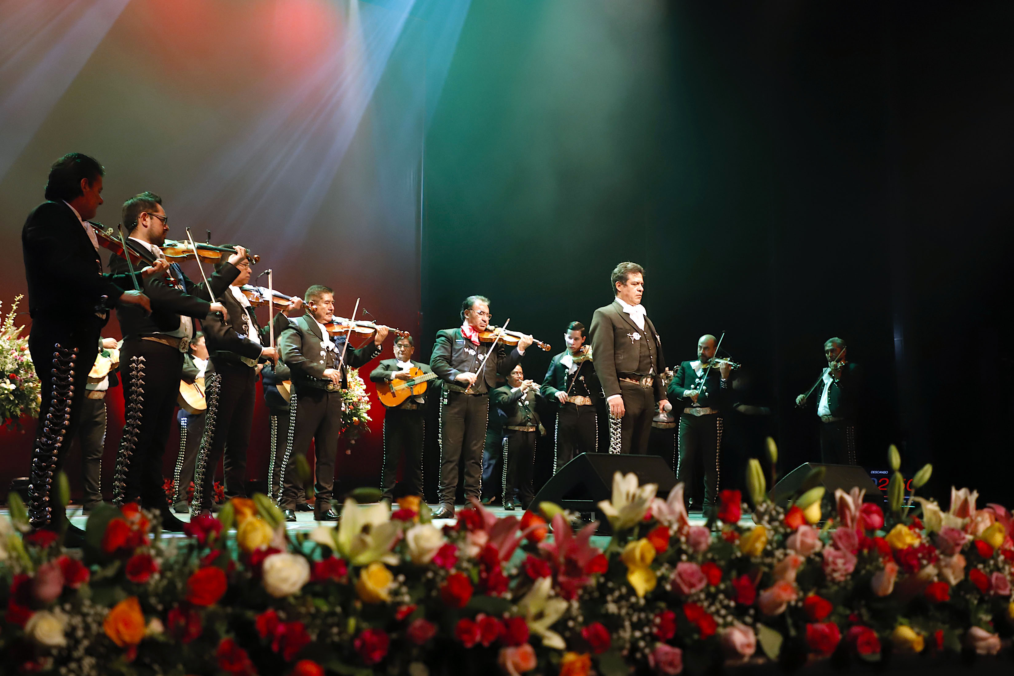 El Mariachi, música de cuerdas, canto y trompeta
