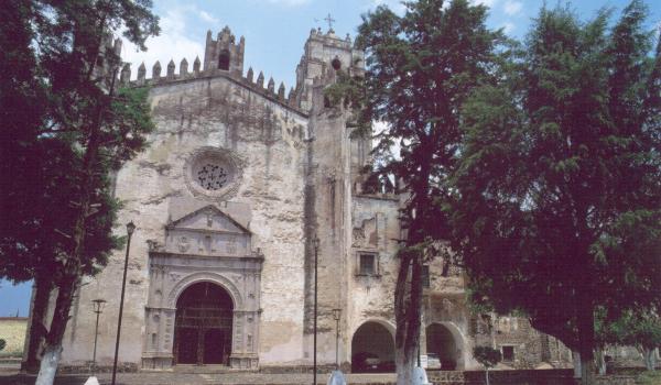 Monasterios del siglo XVI en las faldas del Volcán Popocatépetl