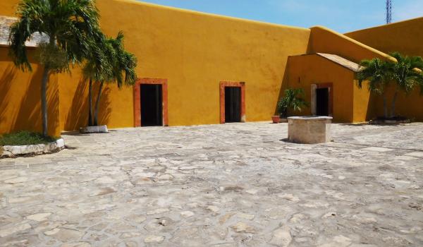 Patio con el pozo del aljibe