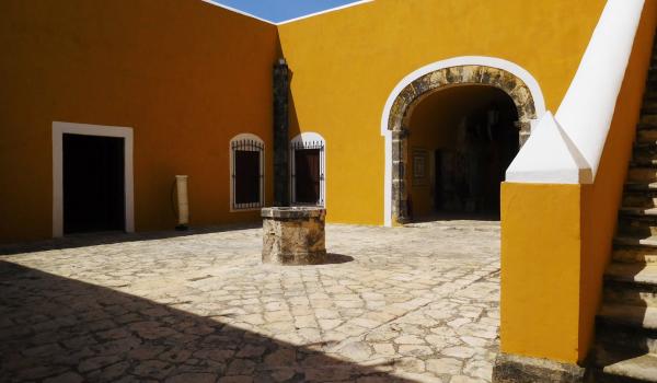 Patio y brocal de pozo