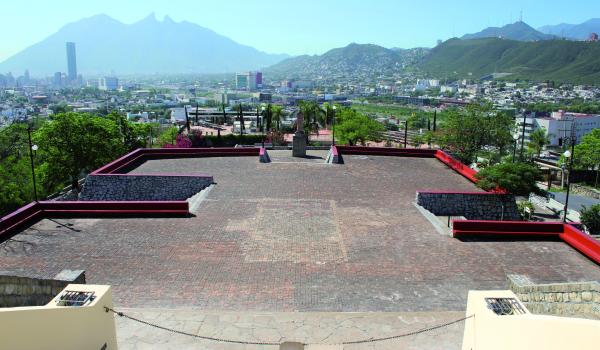 Vista general de la explanada a la ciudad de Monterrey