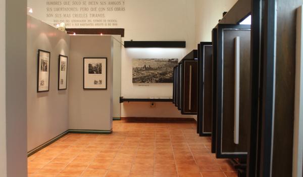 Lado derecho con mamparas para exposición temporal