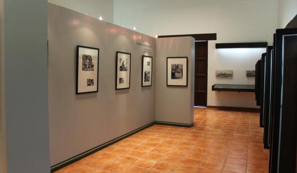 Lado izquierdo con mamparas para exposición temporal