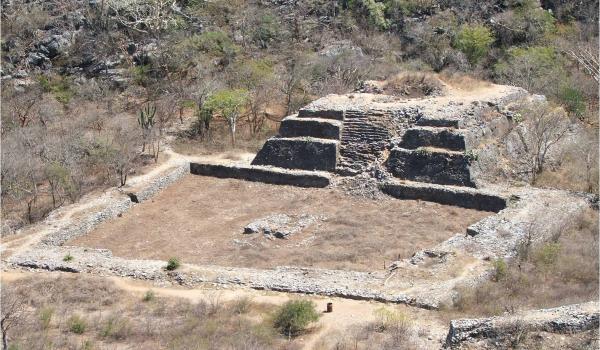 Estructura con patio y altar