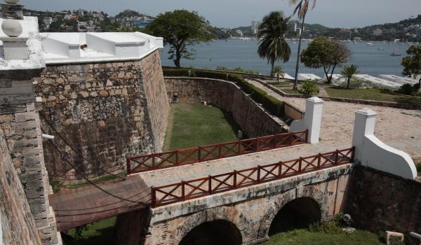Foso y puente